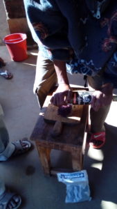 Préparation de la cochenille avec M. Hilaire à Madagascar