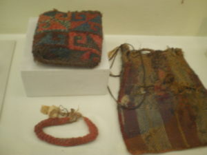 Chuspa et collier précolombiens présentés au musée d'Iquique, visiblement grand teint