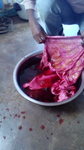 Batik à la cochenille sur soie