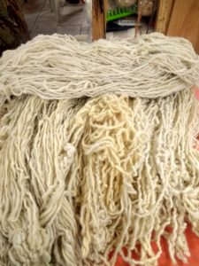 Horizontal, laine blanche Vertical, laine jaunâtre ou grisâtre bonnes à teindre