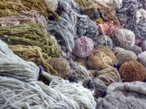 Petit échantillons de laines teintes naturelles attendant de rencontrer un métier à tisser