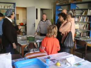 Atelier teinture a7ux pelures d'oignons et cochenilles avec des enfants, médiathèque de Loches