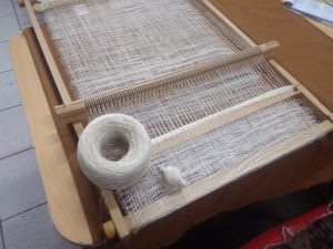 Tissage et bobines de soie utilisées pour cette pièce sur Tissanova