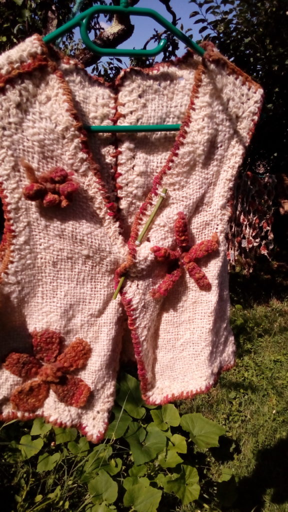 Gilet à fleurs rouge, laine de mouton, cochenille, barba de palo, métier à clous et crochet
