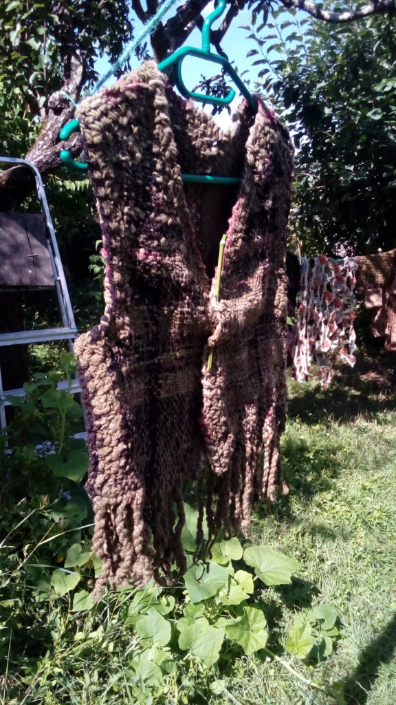 Gilet vert, noir et rose, laine de mouton, métier à clous, crochet