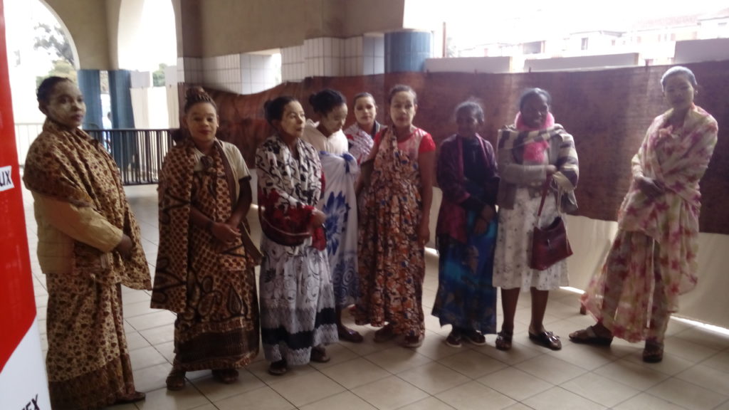 Femmes de la brousse, teinturières et tisseerandes de Majunga (Nord-Ouest de Madagascar) - 1er jour de l'IFPECO - elles feront de nombreuses démonstrations