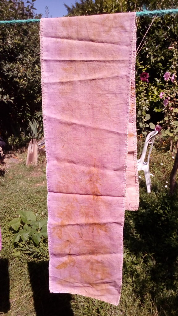 Echarpe lin, ecoprint réalisée à Talata, Madagascar 23 Euros