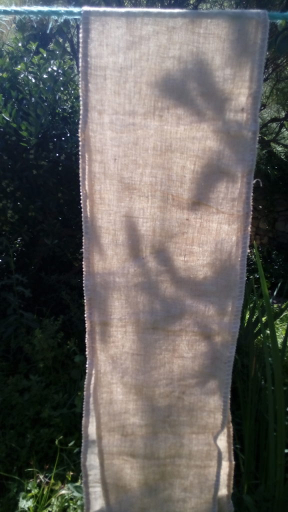 Echarpe lin, ecoprint réalisée à Talata, Madagascar 23 Euros