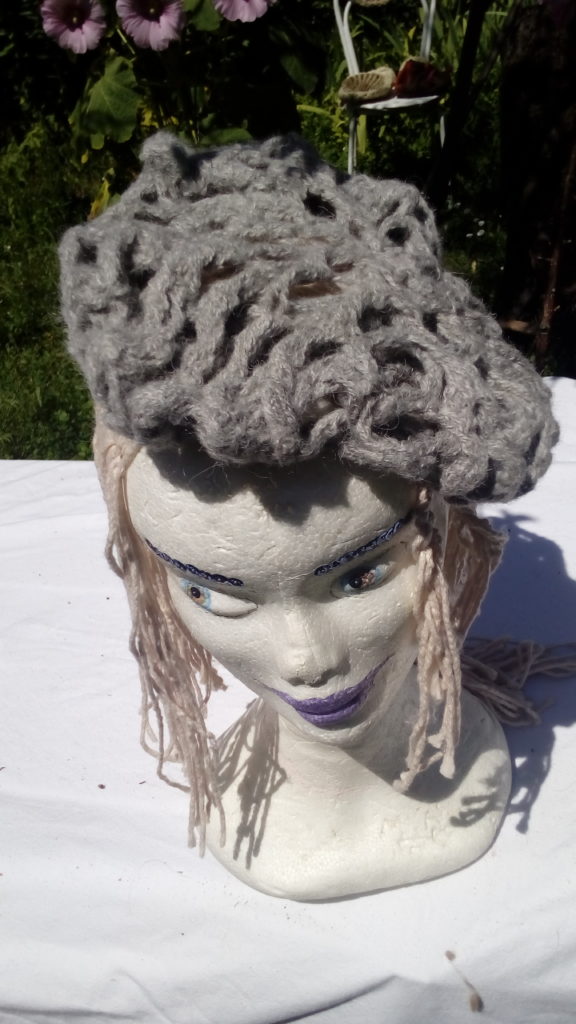 Bonnet alpaga gris naturel, filé main, ajouré, crochet