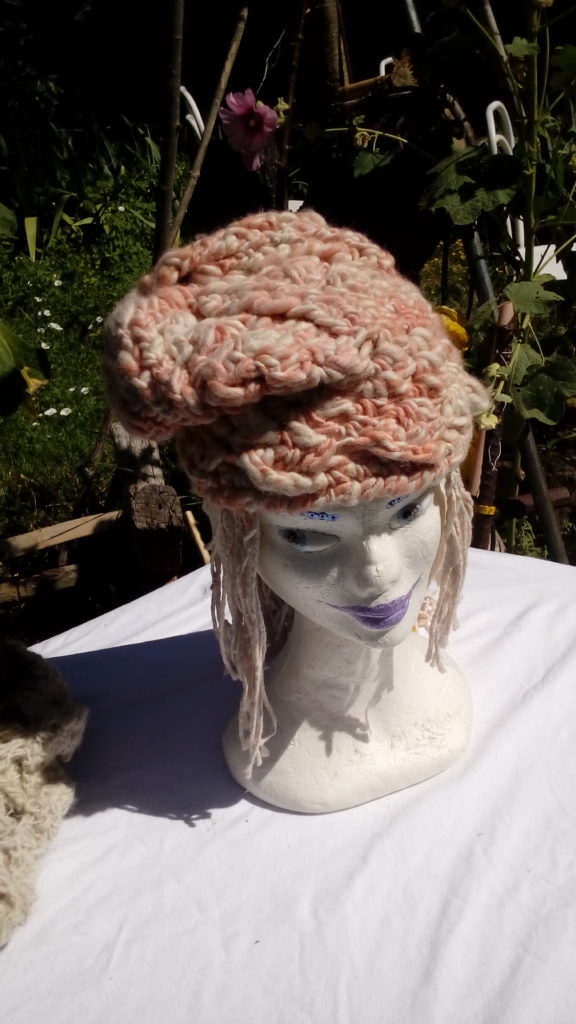 Bonnet, mouton mérinos, roses, teinture naturelle, filé main, crochet