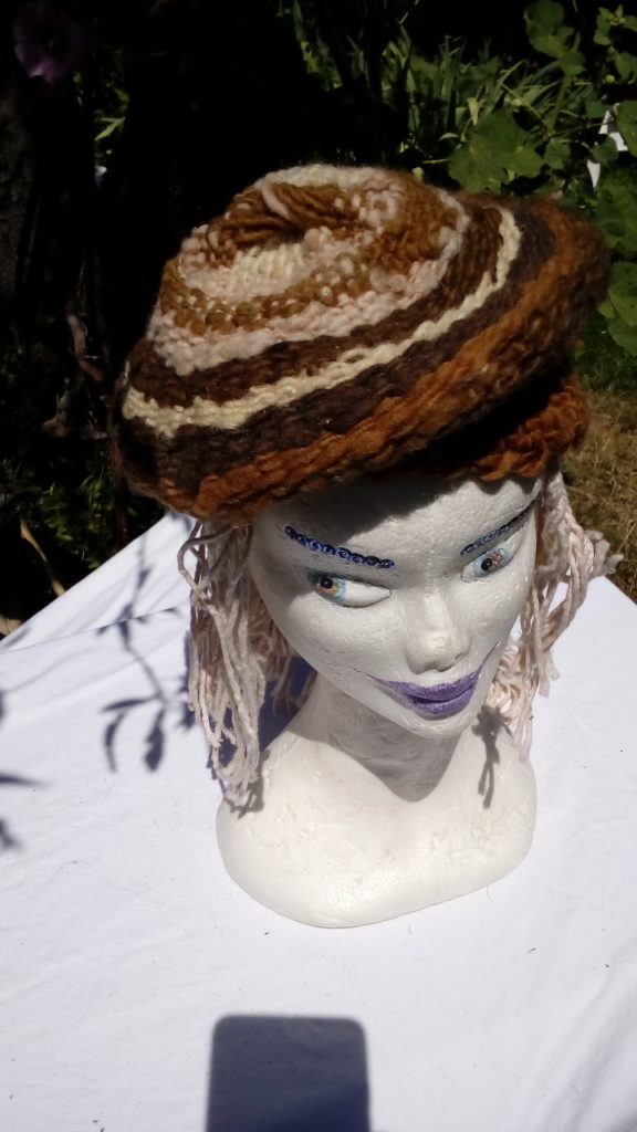 Bonnet à rayures, mouton, filé main, teinture naturelle, crochet, métier à clous