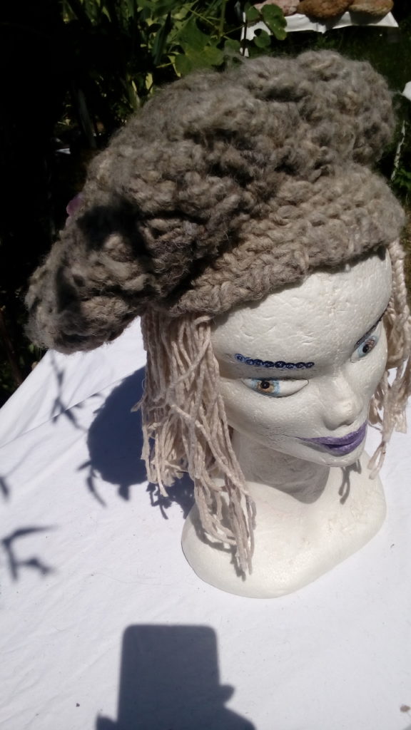 Bonnet gris, mouton, filé main, teinture naturelle, crochet