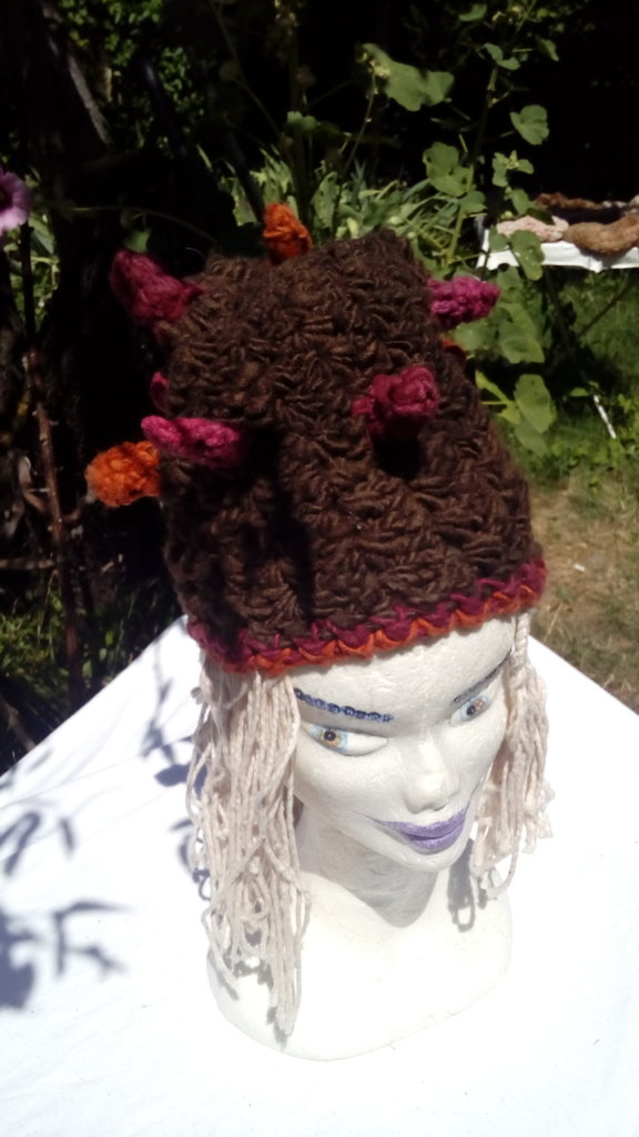 Bonnet á pointes, mouton, filé main, teinture naturelle, garance, cochenille, crochet