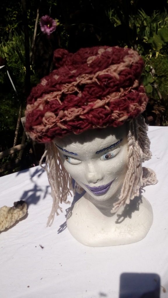 Bonnet, mouton, crochet, fillé main, teinture naturelle, cochenille, eucalyptus