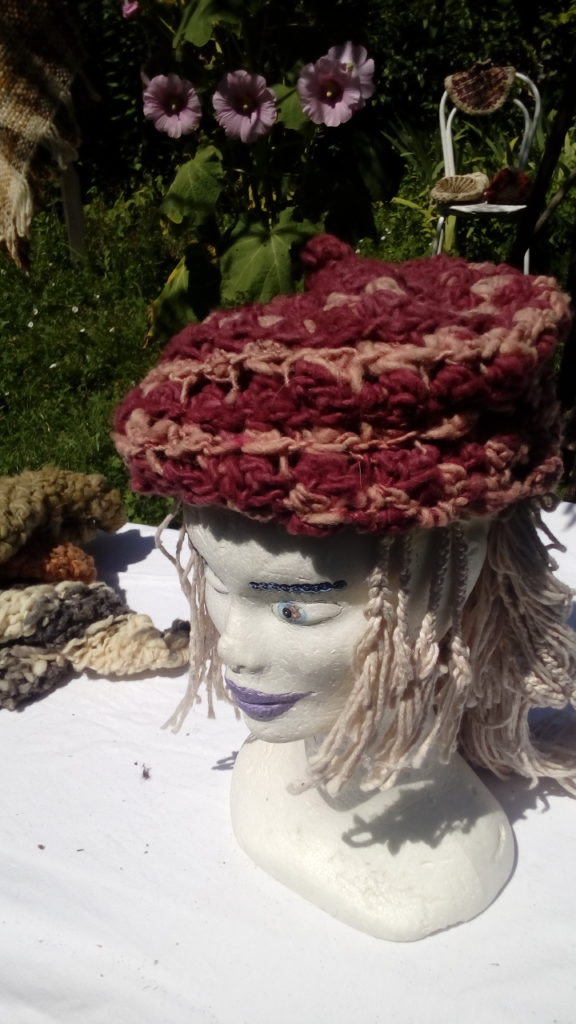Bonnet, mouton, crochet, fillé main, teinture naturelle, cochenille, eucalyptus