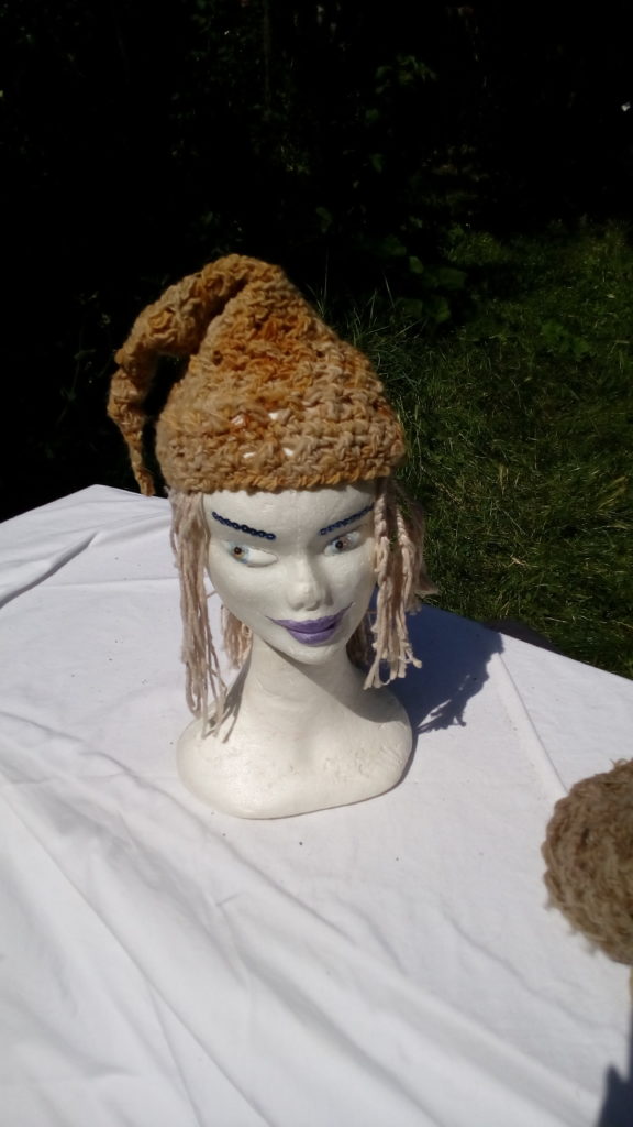 Bonnet, laine fine, filée main, teinture naturelle, barba de palo, crochet