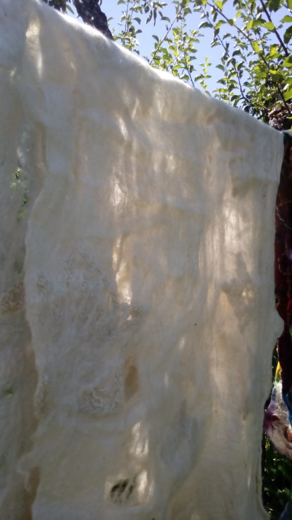 Grande écharpe feutre blanc, inclusions crochet, mouton, mérinos