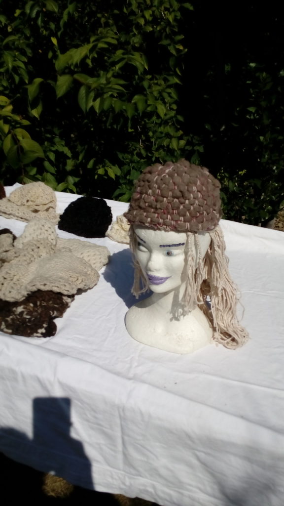 Bonnet cordon, gris et pourpre, mouton, teinture naturelle, filé main, crochet