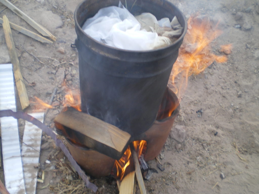 Petite cuisinière en céramique ramenée de Cuzco, pratique et économe en combustible pour chauffer mes bains