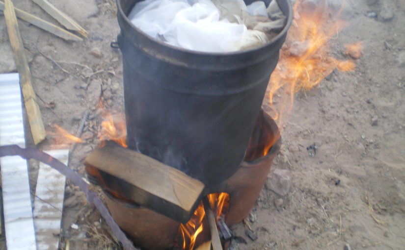 Petite cuisinière en céramique ramenée de Cuzco, pratique et économe en combustible pour chauffer mes bains
