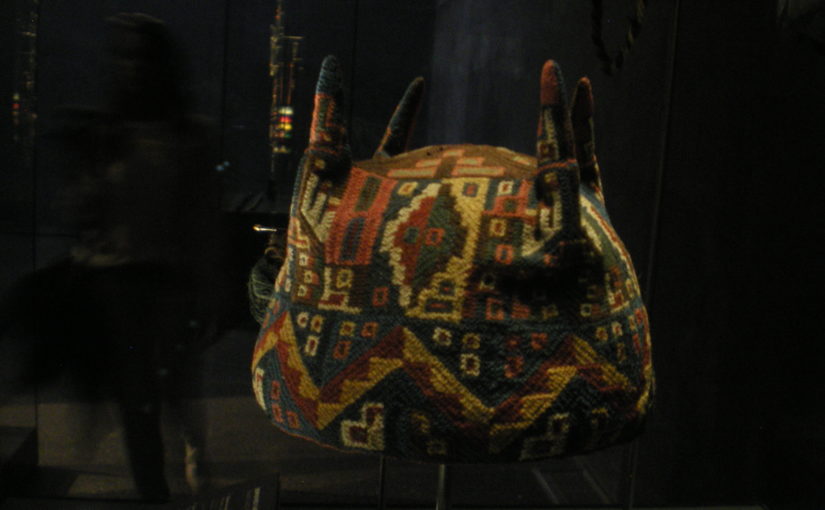 Bonnet à quatre pointe, vu au Museo Precolombino de Santiago de Chile, visiblement grand teint