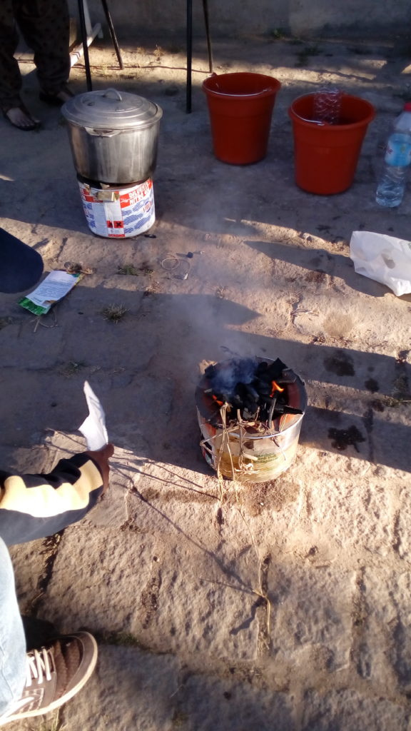 Démonstration de teinture sur rocket stove alimenté au charbon de bois de bambou
