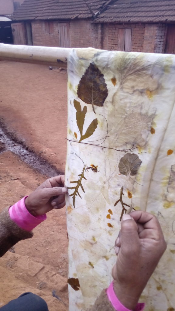 Ecoprint sur soie, à Madagascar avec Hilaire