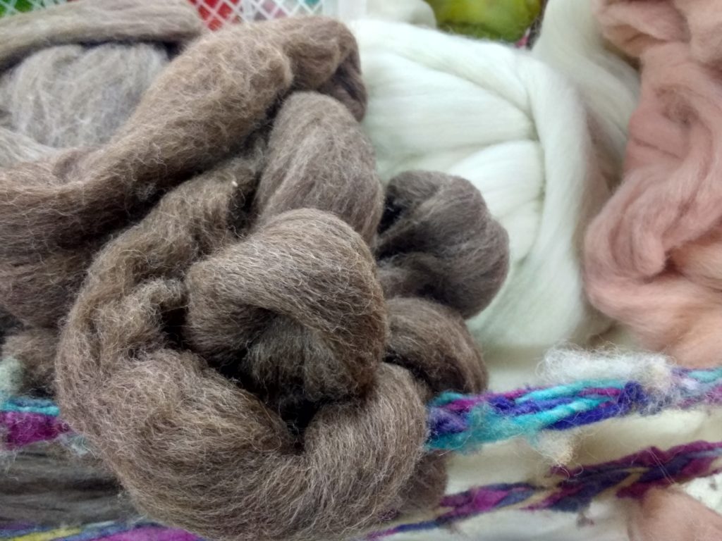 La laine marron du premier plan est celle du second passée dans un vieux bain de garance et de cochenille (rose à côté)