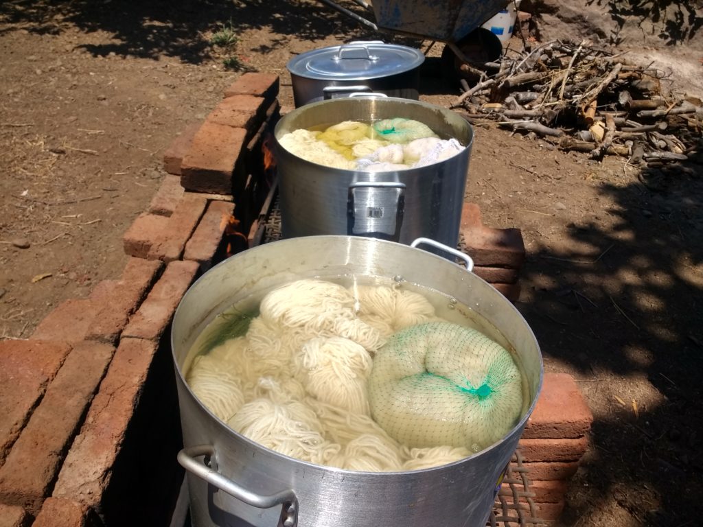 Deux casseroles de teintures et une de mordançage