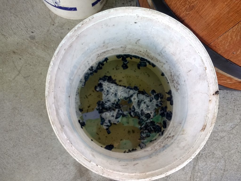 Nous avons rajouté de l'eau bouillante sur les cendre, il faudra enlever les charbons avec une passoire