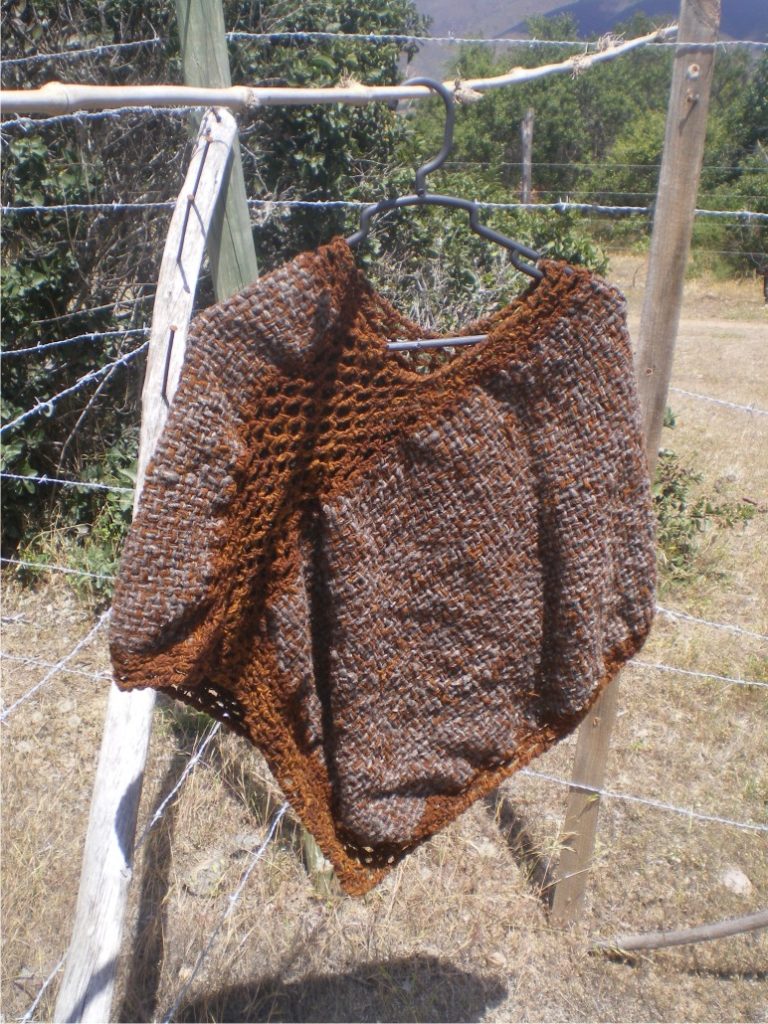 Poncho tissé avec de la laine teinte au Quintral de molle, encore une fois teindre naturel, c'est malin