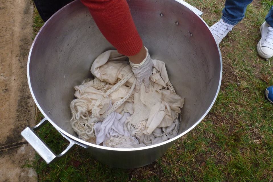 Casserole de mordançage, pour préparer les fibres avant la teinture