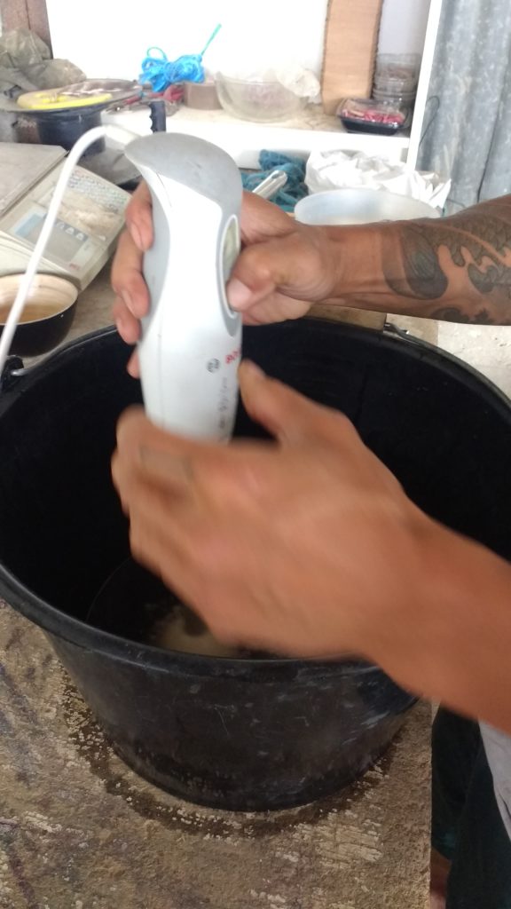 mélange de la soude pour le savon au mixer