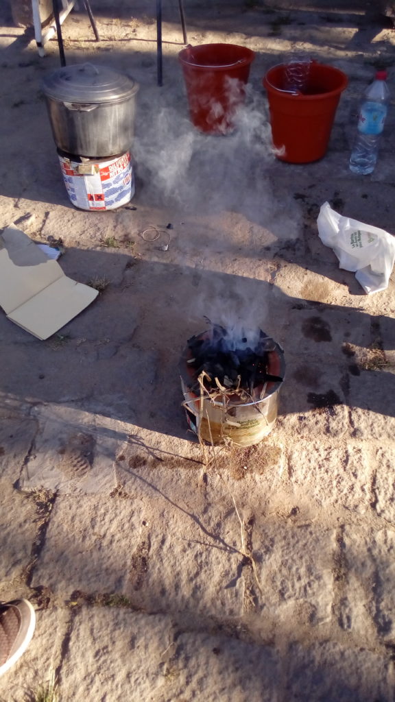 Fetapera malgaches, type "rocket stove", boîtes de conserve et ciment. Un peu lourd, mais efficace