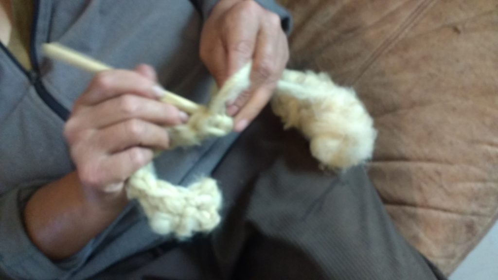 Crochetage de la laine brute pour mes guêtres pour le Village Lacustre