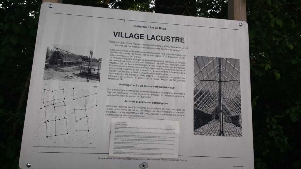 Une des pancartes à l'entrée du Village Lacustre qui donne des explicatons sur la reconstitution de ces bâtiments