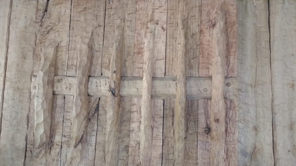 Détail de la jointure des planches de la porte de la Maison du Bronze au Village Lacustre