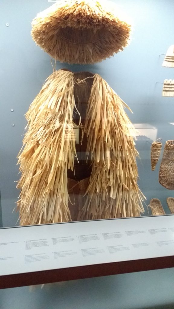 Chapeau et manteau en liber de tilleul, vu au musée du Latenium à Neuchatel