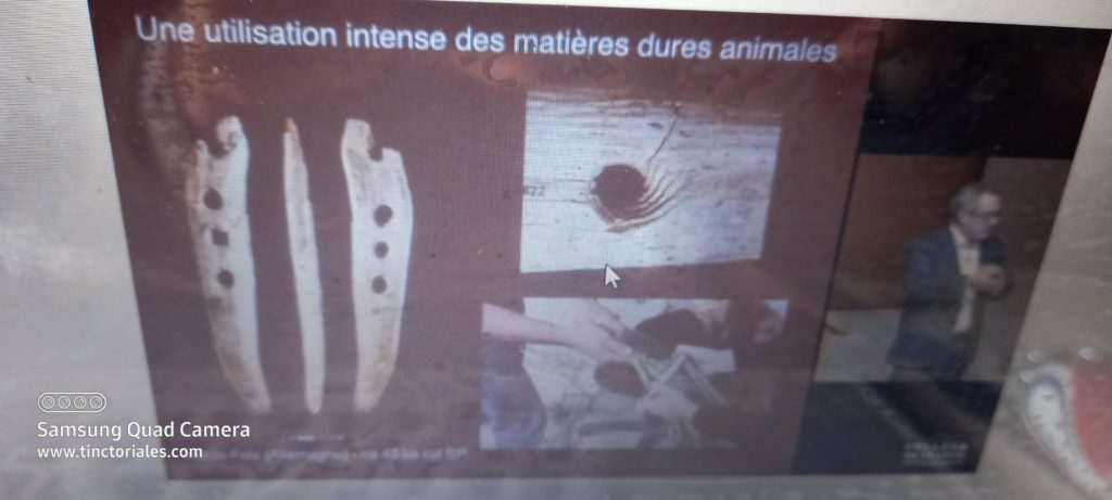 Photo de mon écran alors que je regardais un cours de Jean-Jacques Hublin au Collège de France, la photographie du trou agrandie met en évidence les traces d'usure provoquées par le frottement des fibres des cordes produites avec cet outil