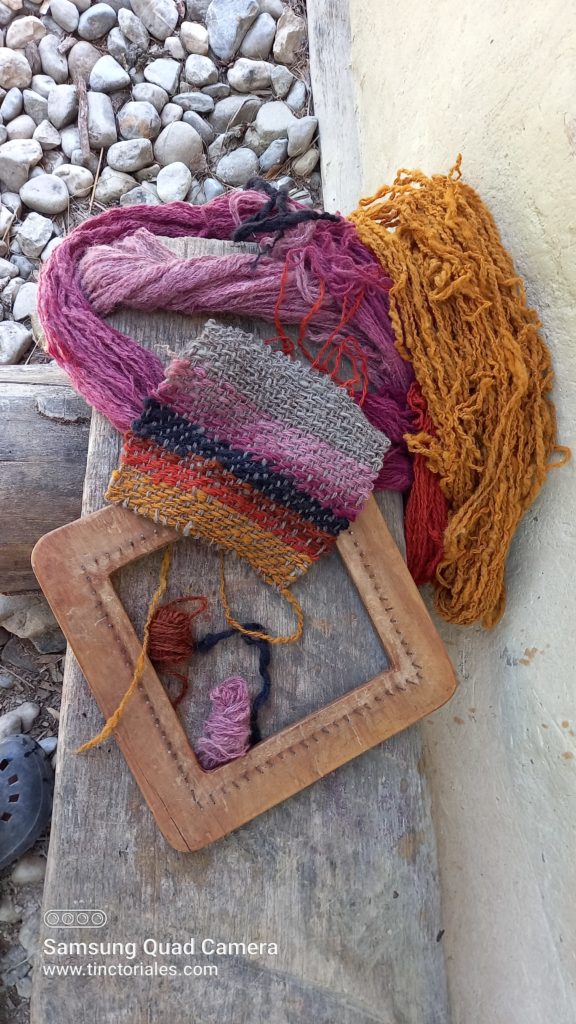 Pequeña pausa con esta fotografía del tejido de una bolsita con lanas teñidas naturalmente 