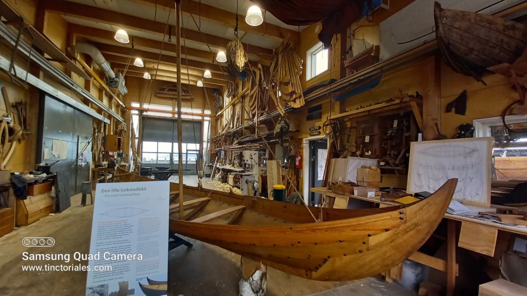 Intérieur de l'atelier de construction navale, reconstitution des techniques des Vikings
