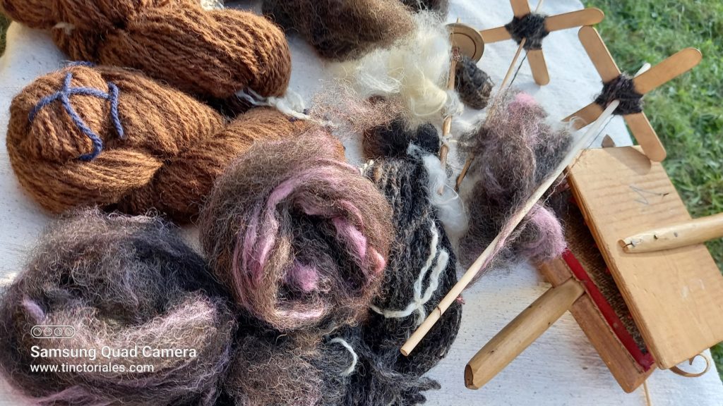 Au Festival Yelen, laines filées, laines cardées, petits fuseaux