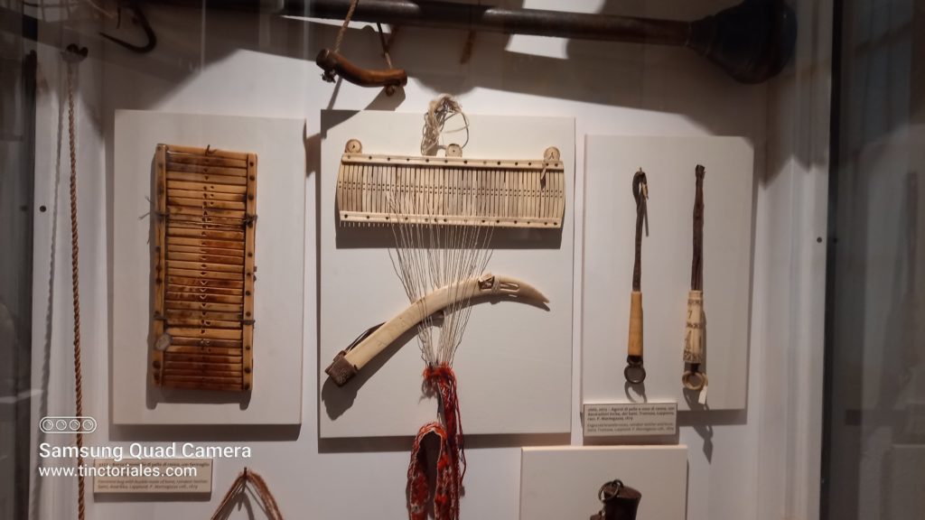 Métiers à grilles de Laponie, la navette est admirable, vus au Musée d'Anthropologie de Florence, Italie