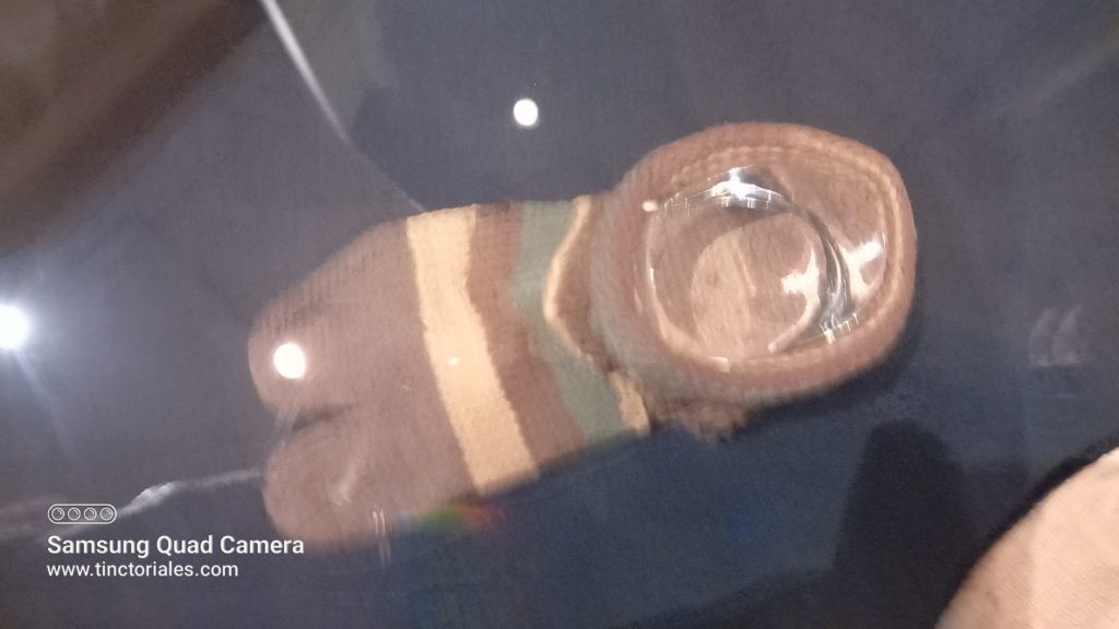 Chaussette copte en "nailbinding", vu au Musée de la Préhistoire, à Florence, Italie  
