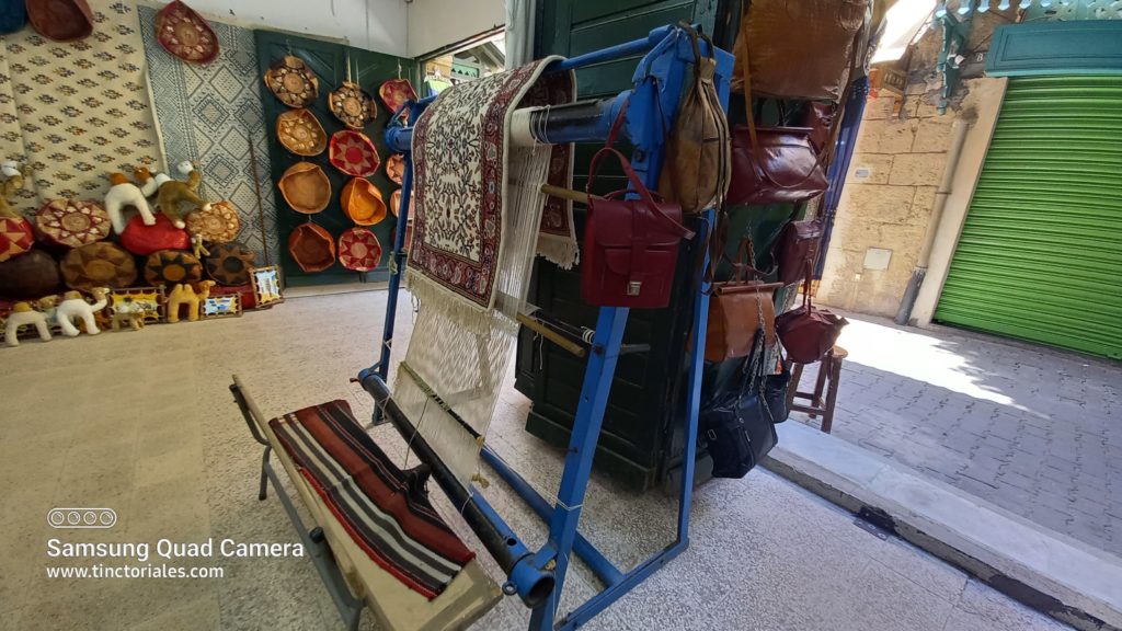 Métier à tisser les tapis en démonstration dans ce musée-boutique de Tunis