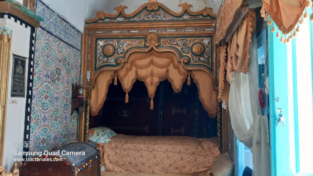 Chambre dans une maison traditionnel, petit musée à Nabeul (Tunisie), on remarquera le mur couvert de céramique