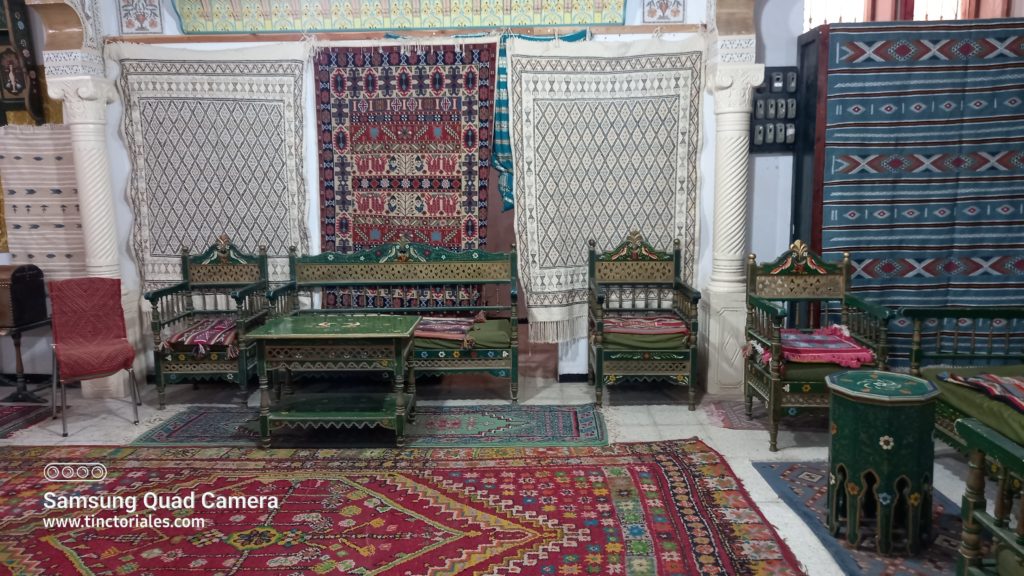 Ancienne grande demeure qui sert d'écrin à de majestueux tapis, à Kairouan, Tunisie, où le tissage de tapis est une spécialité