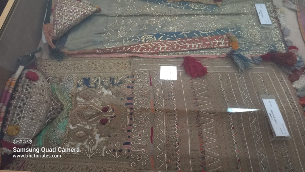Magnifiques broderies sur ces vêtements de mariage, au musée de Monastir, Tunisie