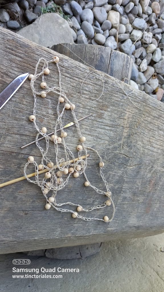 Petit collier avec des perles en bois