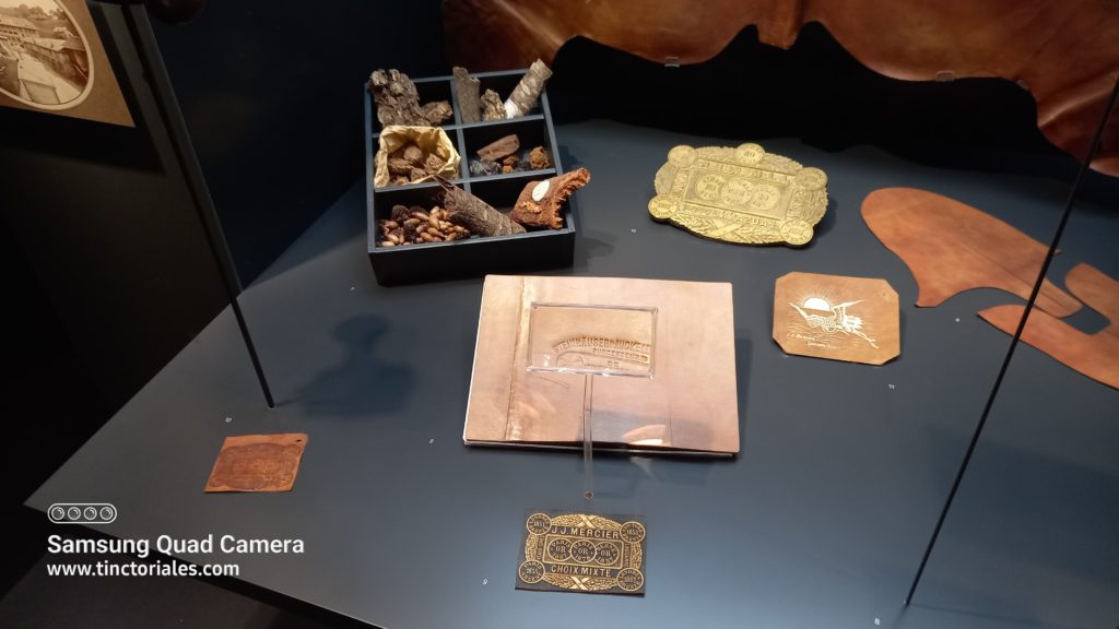 Dans la boîte, on peut voir différents matériaux bourrés de tanins qui servent pour tannerles peaux, Musée d'Histoire de Lausanne, Suisse